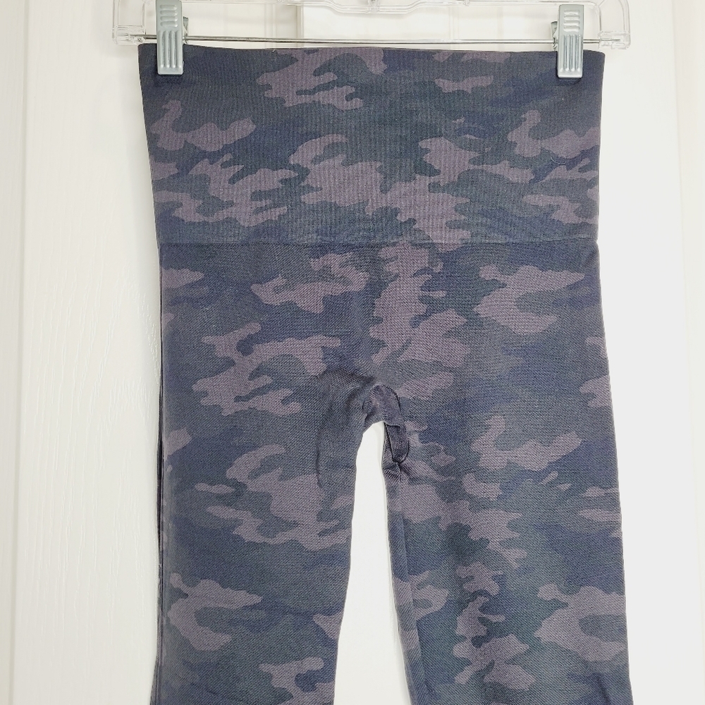 Spanx Look At Me Now Black Green Camo Print Cropped Compression Leggings Size M - Picture 4 of 5